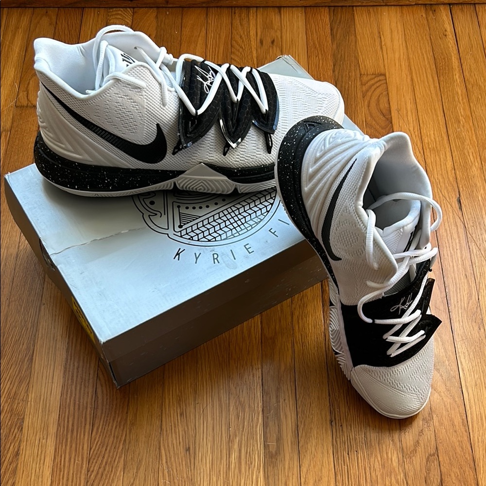 Nike Kyrie Flytrap White Black Sneakers